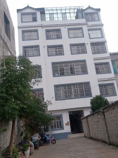 优质住房出租：有两室一厅一厨一卫的；一室一厅一卫的可以煮饭；还有单间带独立卫生间的供你选择 。