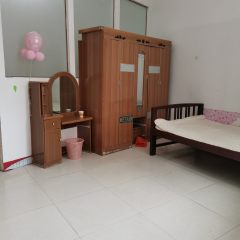房屋楼层高，墙上洁白。采光充分